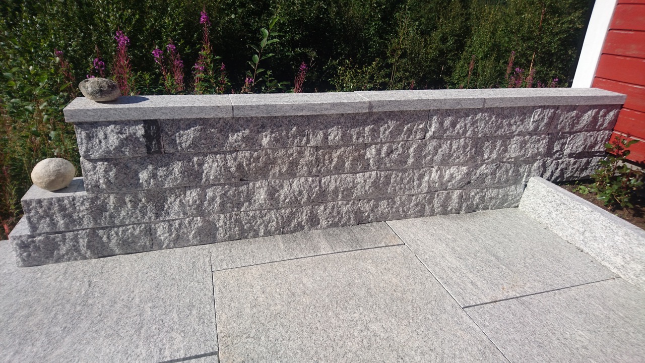 Hvit granittbenkeplate med subtile grå årer